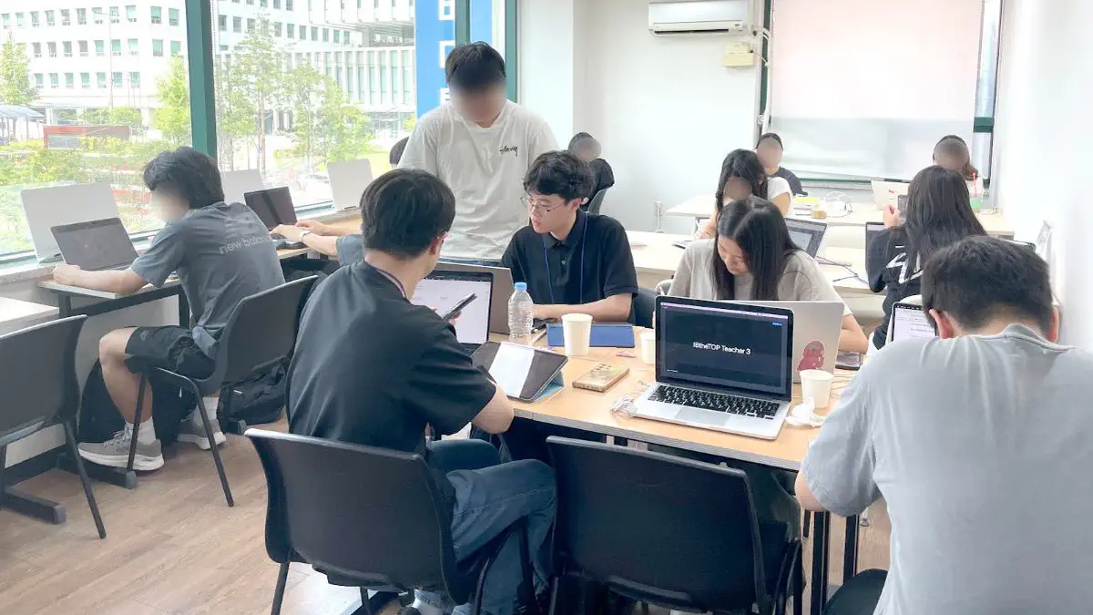 TAの監督のもとで学習する生徒たち