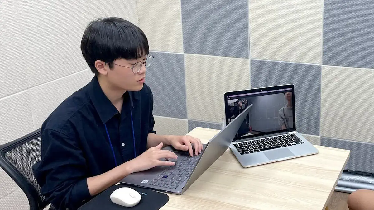 生徒と通話中のTA